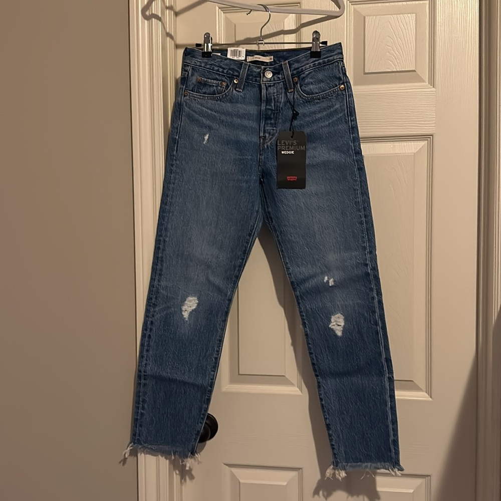 Levi’s Premium Wedgie Fit High Rise Snug Through Hip And Thigh Tapered Leg 26